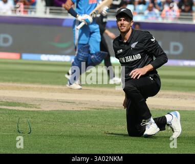 Dubai, VAE. März 2025. Dubai, Vae. März 2025. Cricket: ICC Champions Trophy 2025: Dubai INDIEN gegen Neuseeland Captain Mitch Santner in Aktion Credit: Seshadri SUKUMAR/Alamy Live News Credit: Seshadri SUKUMAR/Alamy Live News Stockfoto