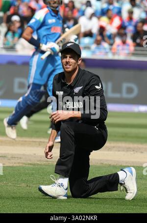 Dubai, VAE. März 2025. Dubai, Vae. März 2025. Cricket: ICC Champions Trophy 2025: Dubai INDIEN gegen Neuseeland Captain Mitch Santner in Aktion Credit: Seshadri SUKUMAR/Alamy Live News Credit: Seshadri SUKUMAR/Alamy Live News Stockfoto
