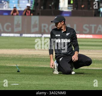 Dubai, VAE. März 2025. Dubai, Vae. März 2025. Cricket: ICC Champions Trophy 2025: Dubai INDIEN gegen Neuseeland Captain Mitch Santner in Aktion Credit: Seshadri SUKUMAR/Alamy Live News Credit: Seshadri SUKUMAR/Alamy Live News Stockfoto