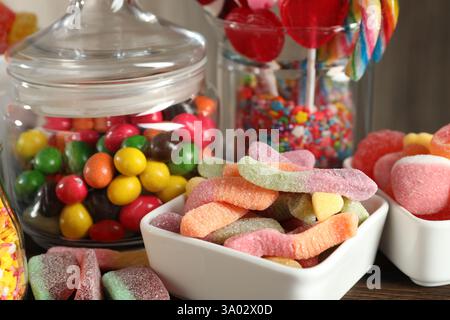 Schokoriegel. Viele verschiedene leckere Süßigkeiten, Nahaufnahme Stockfoto