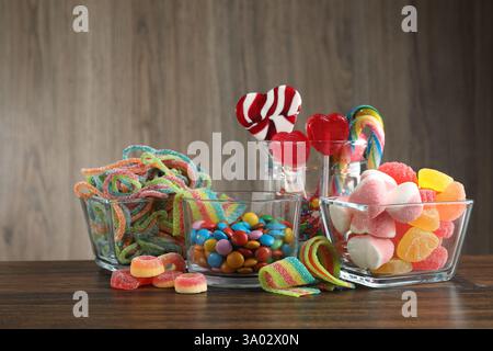 Schokoriegel. Viele verschiedene leckere Süßigkeiten auf Holztisch Stockfoto