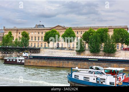 Paris, Frankreich - 21. Juli 2010 : Fähren und Binnenschiffe fahren die seine entlang, vorbei an der Brücke Pont des Arts und am Nordufer. Stockfoto