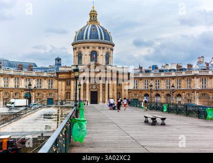 Paris, Frankreich - 21. Juli 2010 : Institut de France am Ende der Pont des Arts (Brücke). Bildungs- und Kulturbau im barocken Stil. Mit Cupola. Stockfoto