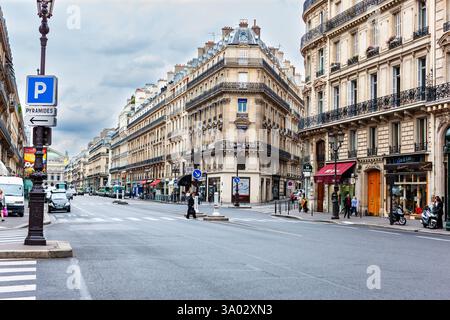 Paris, Frankreich - 21. Juli 2010: Kreuzung Ave de l'Opera und Rue Sainte-Anne, in der Nähe des Palais Garnier Opera House. Stockfoto