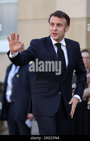 Der französische Präsident Emmanuel Macron trifft bei seiner Ankunft im Londoner Lancaster House zu einem von Premierminister Sir Keir Starmer veranstalteten Gipfeltreffen der europäischen Staats- und Regierungschefs über die Lage in der Ukraine ein. Bilddatum: Sonntag, 2. März 2025. Stockfoto