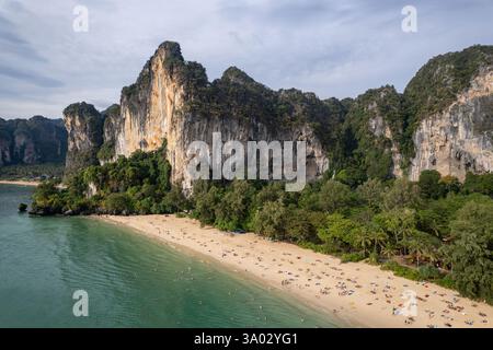 Railay Beach, Krabi Thailand 24.12.2024 Drohnenfoto Langboot-Boote Stockfoto