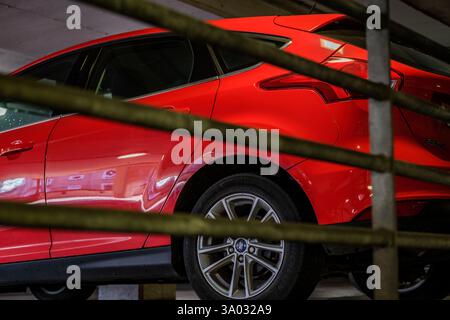 Epsom, Surrey, England, Großbritannien 02. März 2025, Red Motor Car parkt auf Einem Parkplatz im Stadtzentrum ohne Personen Stockfoto