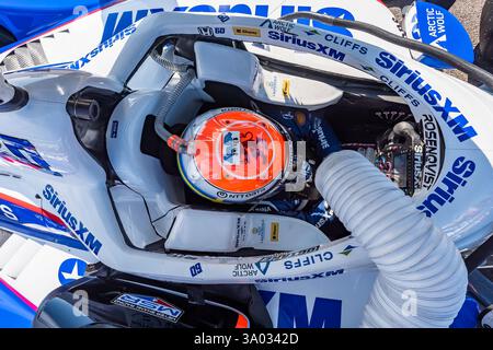 März 2025 - St. Petersburg, FL; der Fahrer der NTT INDYCAR-SERIE FELIX ROSENQVIST (60) (SWE) aus Varnamo, Schweden, schnallt sich ins Cockpit, bevor er für den Grand Prix von St. Petersburg auf den Straßen von St. Petersburg in St. Petersburg, Florida, übte. Stockfoto