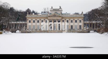 Schloss auf der Insel in Lazienki Park, Warschau, Polen. Stockfoto