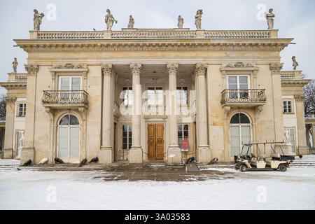 Hauptfassade des Palastes auf der Insel im Lazienki-Park, Warschau, Polen. Stockfoto