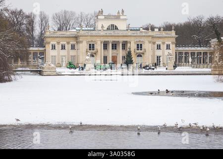 Warschau, Polen - 4. Dezember 2023: Lazienki-Palast im Winter, Warschau, Polen. Stockfoto