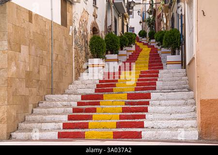 Treppe mit spanischer Flagge in Calpe, Alicante, Spanien. Stockfoto