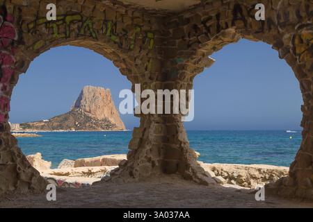 Der Felsen von Ifach aus den Fenstern des ehemaligen Sozialclubs von Cala Manzanera in Calpe, Alicante, Spanien. Stockfoto