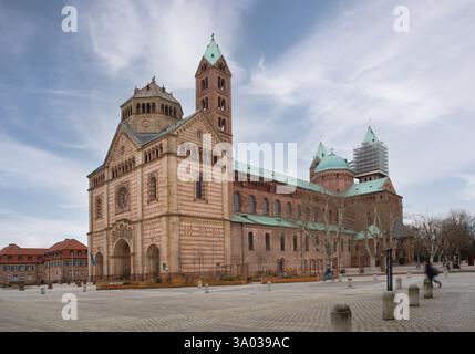 Der Speyerer Dom (Dom zu Speyer) in Deutschland, ein UNESCO-Weltkulturerbe, vor einem klaren blauen Himmel. Ein atemberaubendes architektonisches Wahrzeichen und Tourist Stockfoto