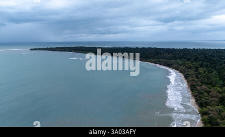 Drohnenansicht des Cahuita-Nationalparks in der Karibik von Costa Rica Stockfoto