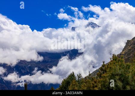 Nepalesische Berglandschaft im Himalaya Everest Base Camp Trek. Wunderschöne Landschaft mit schneebedeckten Gipfeln über dem riesigen Gletscher Solo Khumbu Sagarmatha Stockfoto