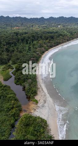 Drohnenansicht des Cahuita-Nationalparks in der Karibik von Costa Rica Stockfoto
