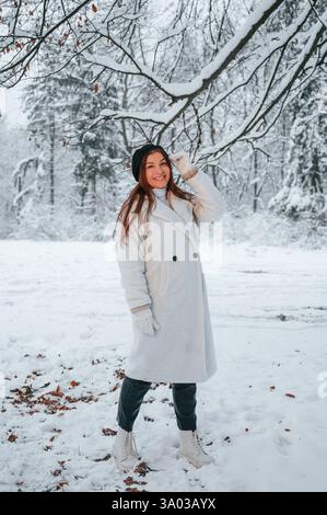 Genießen Sie die Natur. Schöne junge Frau ist draußen im Winterwald. Stockfoto