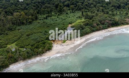 Drohnenansicht des Cahuita-Nationalparks in der Karibik von Costa Rica Stockfoto