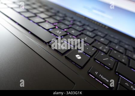 OSTRAVA, TSCHECHIEN – 19. AUGUST 2024: Microsoft Copilot KI-Taste auf hintergrundbeleuchteter Laptop-Tastatur mit Zugriff auf künstliche Intelligenz unter Windows 11 Stockfoto