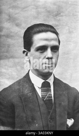 1920 Vereinigtes Königreich: Vintage Retro altes Schwarz-weiß-Fotoporträt einer Person in historischer Kleidung und Ort. Stockfoto