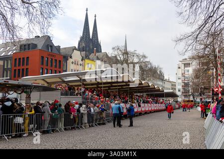 Eine festliche Menschenmenge versammelt sich in Köln zu einem Karnevalsfest. Das Bild zeigt eine lebendige Szene mit Menschen in bunten Kostümen Stockfoto