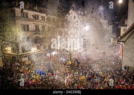 Luzern, 27. Februar 2025: Beginn des Luzerner Karnevals in Schmudo mit der Fötezilräge am Kapellplatz in Luzern. Der Urknall kam nur zu einem Stockfoto