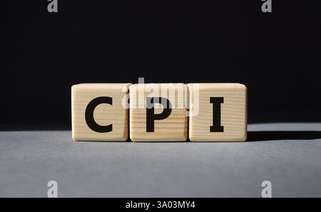 CPI - Symbol für Verbraucherpreisindex. Konzeptwort CPI auf Holzwürfeln. Schöner grauer Hintergrund. Business- und CPI-Konzept. Kopierbereich. Stockfoto