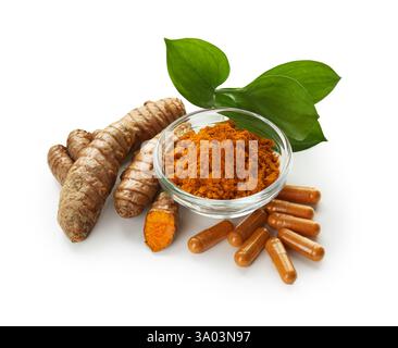 Kurkumapulver in Schüssel, Wurzeln und Kapseln isoliert auf weiß Stockfoto