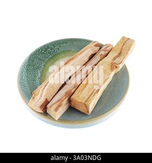 Drei palo santo-Sticks auf weißem Hintergrund Stockfoto