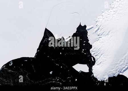 Das Wilkins-Schelfeis in der Antarktis zeigte Eisberge. Stockfoto
