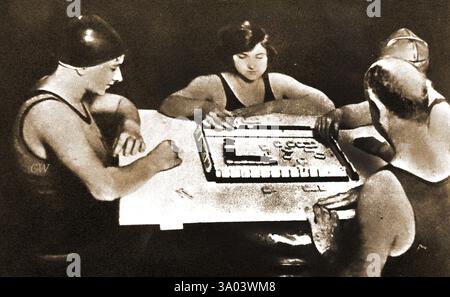 1924 mAh Jong, mAh-jong. MAh-jongg oder Mahjong wurde zum neuesten Spielverrückten aller Altersgruppen. Es wurde überall gespielt (wie in diesem Spiel offenbar in einem Schwimmbad). Der Name bedeutet „kleine Spatzen“ Stockfoto