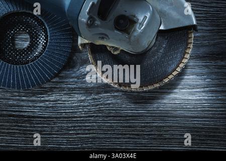 Winkelschleifer Radialpolierscheiben auf Vintage-Holzplatte Stockfoto