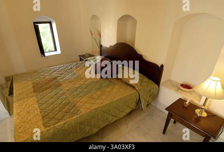Schlafzimmer im Rawla Jojwar Heritage Hotel, Marwar, Rajasthan, Indien PR#746B Stockfoto