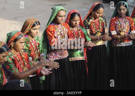 Frauen auf dem Lande, die während der Saatam-Aatham-Puja-Feier in Mindiyada in der Nähe von Anjaar, Kutch, Gujarat, Indien KEINE MR Stockfoto