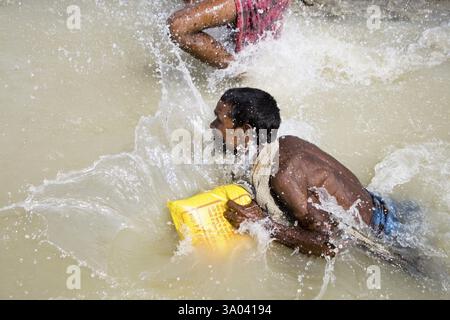 Versorgung mit Nahrungsmitteln, Fluss Kosi im Jahr 2008 litt unter der Armutsgrenze Menschen in Purniya, Bihar Stockfoto