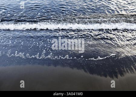 Sandstrand, Lavastrand, Sand, fein, Strand, schwarz, schwarz, Surf, Royal, Tahitien Hotel, Pirae, Tahiti-Nui, Gesellschaftsinseln, Leeward-Inseln, Fren Stockfoto