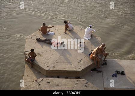 Menschen auf Ghats des ganges Flusses in Varanasi, Uttar Pradesh, Indien, Asien Stockfoto