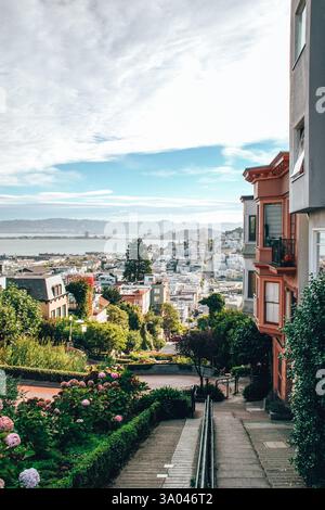 Blick auf die Skyline von San Francisco an der Lombard Street in Richtung San Francisco Bay, Kalifornien, USA Stockfoto