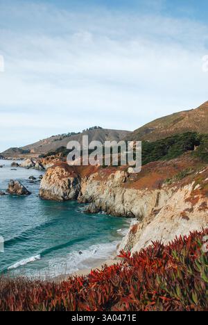 Blick auf die Küste entlang des Pacific Coast Highway in Big Sur an einem sonnigen Tag, Kalifornien, USA Stockfoto