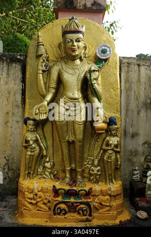 Statue am zum UNESCO-Weltkulturerbe gehörenden Mahabodhi-Tempel, Bodhgaya, Bihar, Indien, Asien Stockfoto