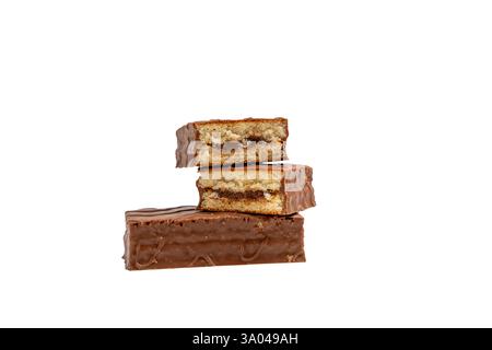 Schokoladenkuchen isoliert auf weißem Hintergrund. Schokoladenkuchen, und darüber liegt noch ein Schokoladenkuchen, in zwei Hälften geschnitten. Stockfoto