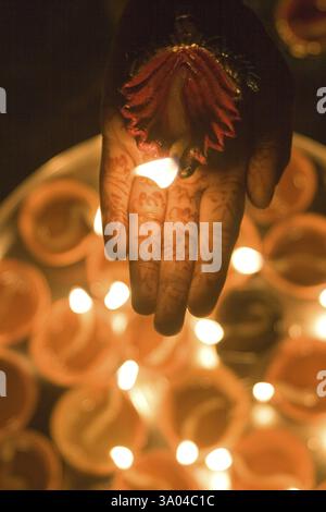 Frau mit Diya Dip dipak Öllampe zur Hand, Mehandi Heena Muster, Diwali Deepawali Festival, Indien, Asien Stockfoto