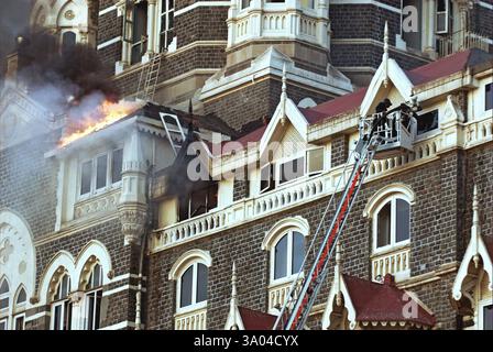 Feuerwehrleute versuchen, Feuer innerhalb des Taj Mahal Hotel nach Terroranschlag von Deccan Mudschaheddin Mumbai begießen Stockfoto