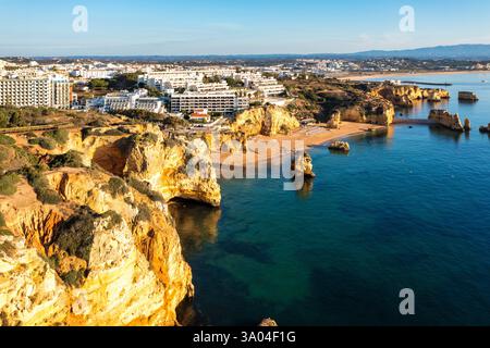 Praia de Dona Ana Strand mit türkisfarbenem Meerwasser und Klippen, Portugal. Wunderschöner Strand von Dona Ana (Praia Dona Ana) in Lagos, Algarve, Portugal. Praia de Stockfoto