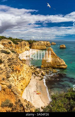 Praia da Marinha, schöner Strand Marinha in der Algarve, Portugal. Marine Strand (Praia da Marinha) mit fliegenden Möwen über den Strand, befindet sich auf der Atla Stockfoto