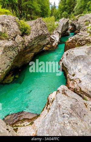 Fantastische Soca-Schlucht in den slowenischen Alpen. Große Soca-Schlucht (Velika korita Soce), Triglav-Nationalpark, Slowenien. Großer Canyon des Soca River, Bovec, Stockfoto