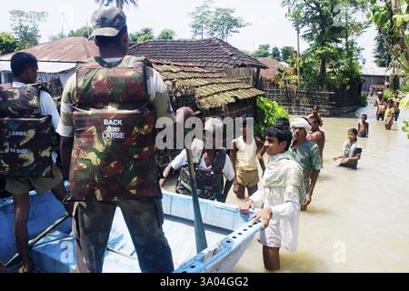 Rettungsaktion durch indisches Militär, Fluss Kosi im Jahr 2008, Bezirk Purniya, Bihar, Indien NICHT MR Stockfoto