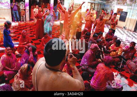 Priester spielt holi mit Gläubigen im Shyamji-Tempel in Jodhpur, Rajasthan, Indien NOMR Stockfoto