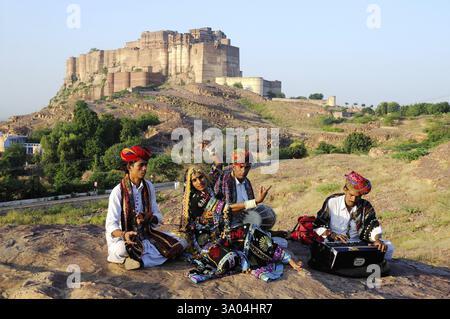Kalbeliya Volkstänzer und Musiker im Fort meherangarh, Jodhpur, Rajasthan, Indien NOMR Stockfoto